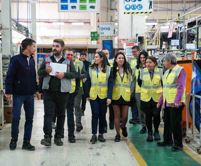 Karsan, meslek lisesindeki kız öğrencileri teknik eğitimle iş hayatına hazırlıyor