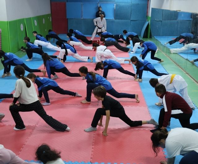 Kartepe'de Çocuklara Tamamen Ücretsiz Spor Okulları Sürüyor