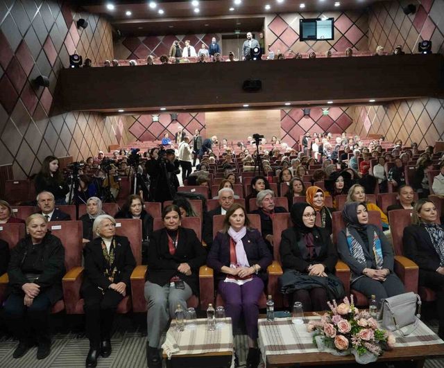 Kastamonu'da 106'ncı yıl anmasına özel: 100–300 yıllık kadın kıyafetleri defilesi