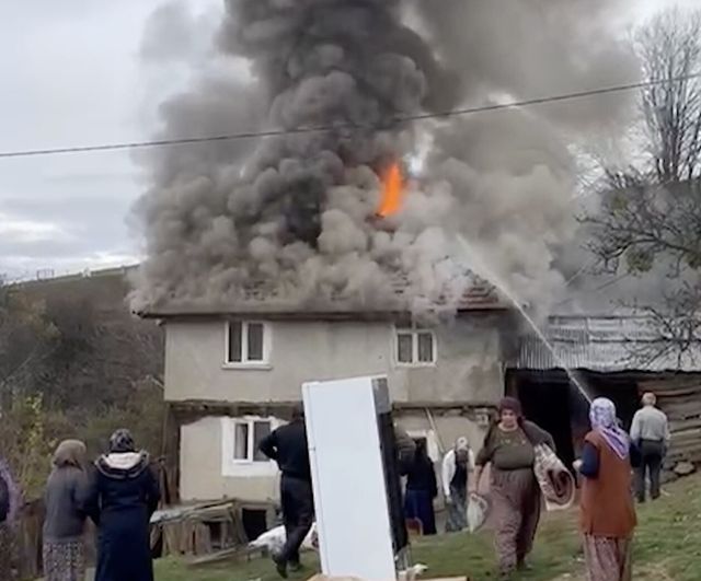 Kastamonu Taşköprü Şehirören’de 2 katlı ev yangını: Ev kullanılamaz hale geldi