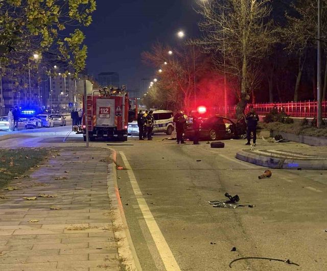 Kayseri&#039;de otomobil kaldırıma çarpıp 200 metre sürüklendi: 1 ölü, 1 ağır yaralı