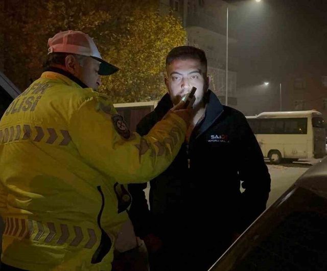 Kayseri'de ters yönden gelen araç polis ekibine çarpıp kaçtı; sürücü 2.28 promil alkollü yakalandı