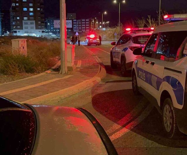 Kayseri Talas'ta 'dur' ihtarına uymayan plakasız motosiklet ters yöne girip otomobille çarpıştı