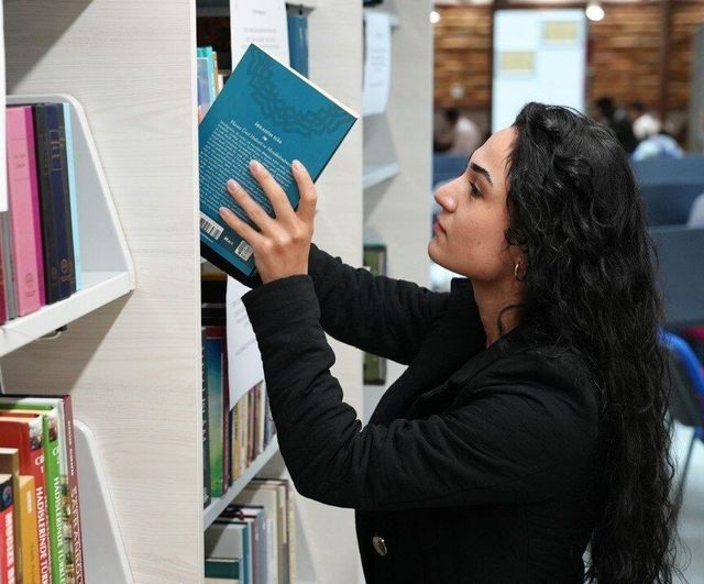 KBÜ Rektörü Prof. Dr. Fatih Kırışık'tan Kamil Güleç Kütüphanesi'ne 600 kitap bağışı