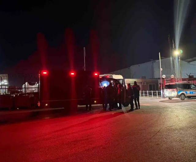 Kemalpaşa'da tırdan sızan kimyasal: 5 kişi hastaneye başvurdu, 'propanon' tespit edildi