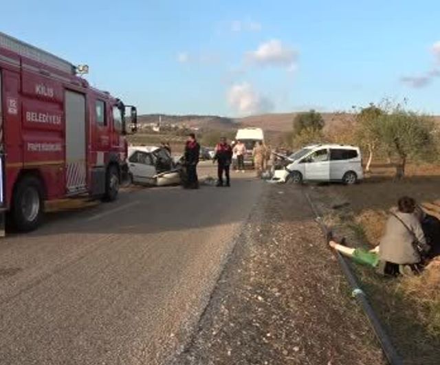 Kilis’te Ürünlü köyünde iki araç kafa kafaya çarpıştı: 1’i ağır 3 yaralı