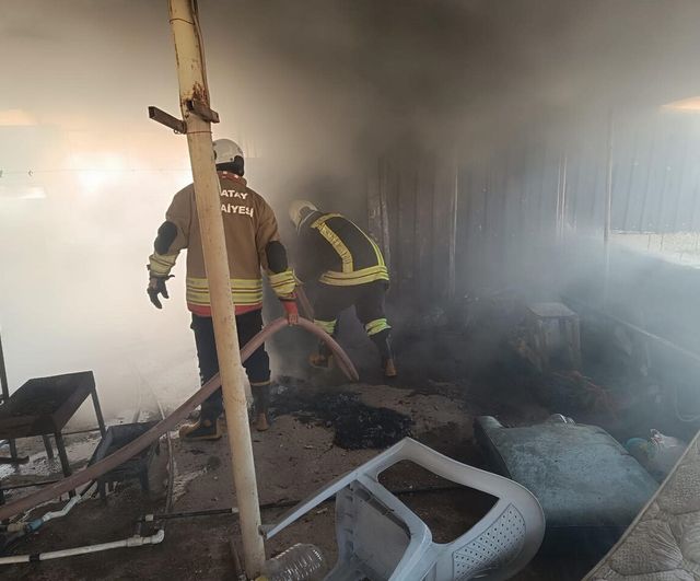 Kırıkhan’da müstakil evin çatı katında çıkan yangın itfaiye tarafından kontrol altına alındı