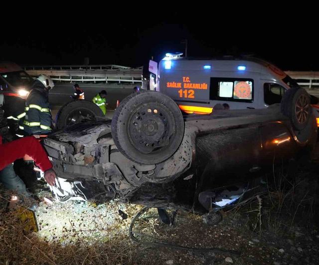 Kırıkkale'de virajı dönerken takla atan otomobil hurdaya döndü; aynı aileden 3 kişi yaralandı