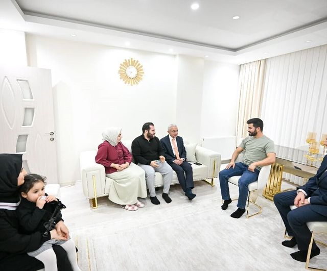 Kırklareli Valisi Uğur Turan, Evlenecek Gençlerin Desteklenmesi Projesi kapsamındaki çiftleri evinde ziyaret etti