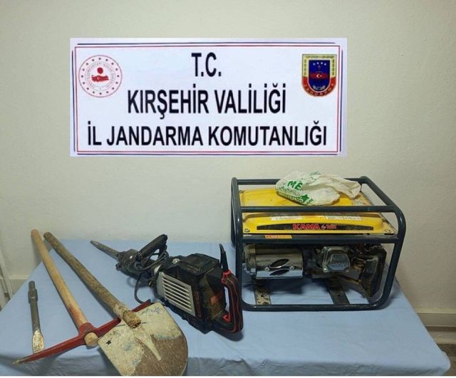 Kırşehir'de izinsiz kaçak kazı: 3 şüpheli suçüstü yakalandı