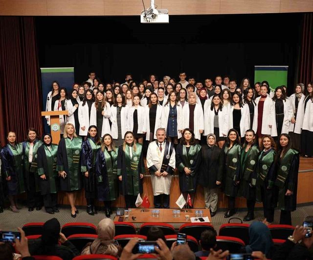 Kocaeli Sağlık ve Teknoloji Üniversitesi'nde Beyaz Önlük Giyme Töreni: Sağlık Bilimleri Fakültesi Öğrencileri Mesleğe İlk Adımı Attı