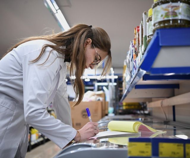 Konyaaltı'nda bozuk ve tarihi geçmiş gıdalara sıkı denetim: Ürünler imha edildi, işletmelere idari yaptırım