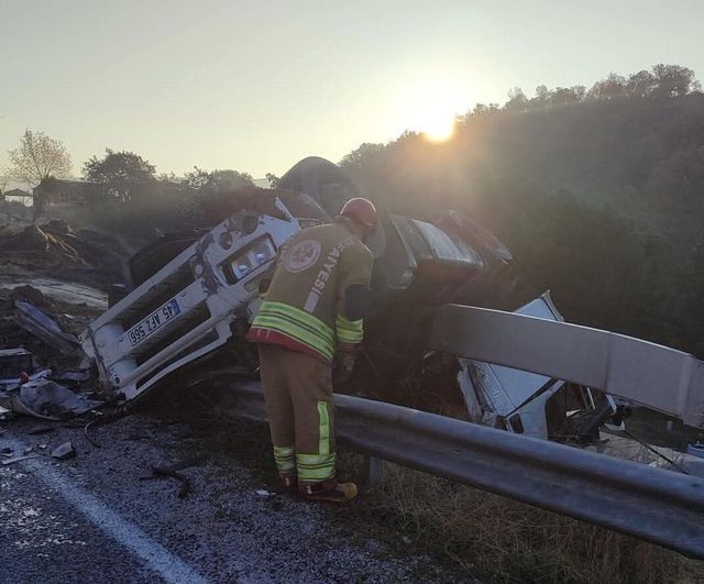 Köprübaşı'nda tır kontrolden çıktı: 1 yaralı
