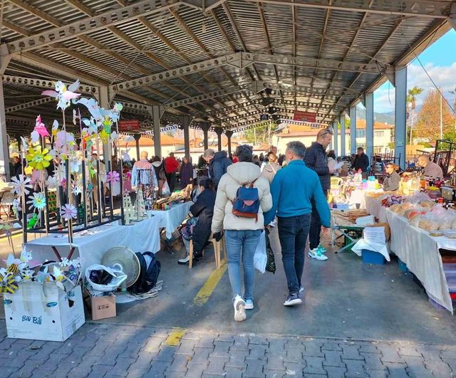 Köyceğiz’de yılbaşı pazarı kapalı pazar yerinde 500'ün üzerinde tezgâhla kuruldu