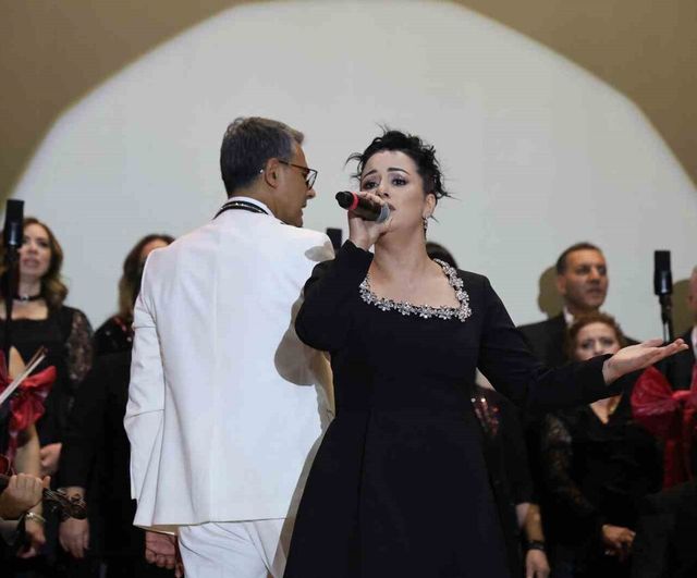 Kozan'da 25 kişilik koro ilk kez sahneye çıktı; esnaftan doktora geniş katılım