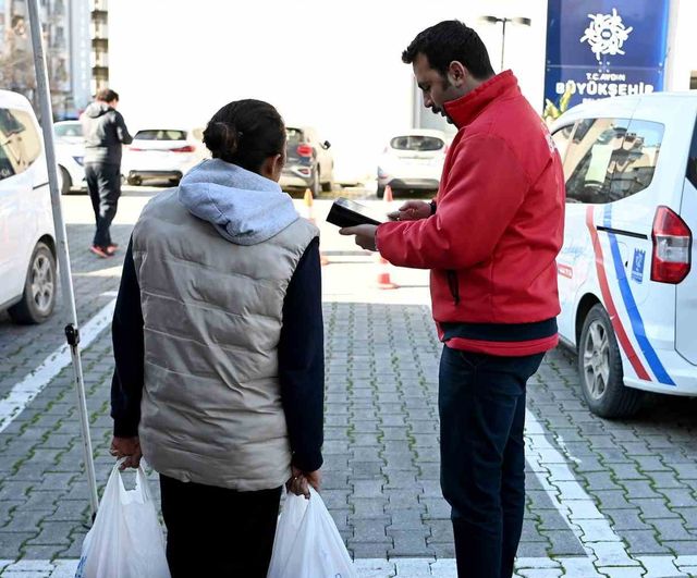 Kuşadası Belediyesi’nin beslenme çantası desteğine velilerden tam not