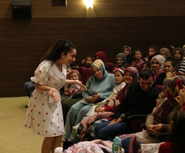 Kütahya'da Ecem ile Çilek vantrolog gösterisi çocuklarla buluştu