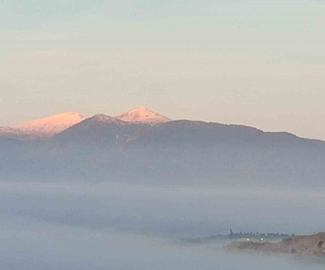 Kütahya Emet'te Eğrigöz Dağı mevsimin ilk karıyla beyaza büründü