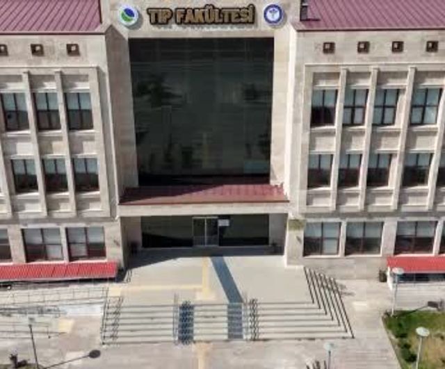 Kütüphanede memur, amfide tıp öğrencisi: Fatih Arslan Doğutaş’ın eğitim ve çalışma dengesi