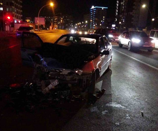 Malatya'da tır ile otomobil çarpıştı: 3 kişi yaralandı