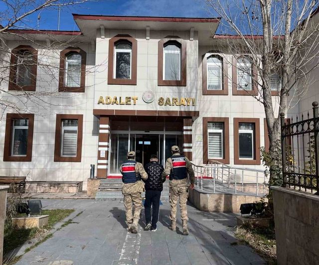 Malazgirt’te hakkında 2 yıl 6 ay kesinleşmiş hapis cezası bulunan hükümlü jandarmaya yakalandı