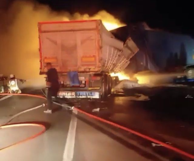 Manisa'da İzmir-İstanbul Otoyolu'nda İki Tır Çarpıştı; Yangın Söndürüldü