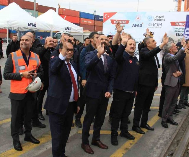 Mersin'den Sudan'a 'İyilik Gemisi' NZ NINGBO uğurlandı: 10 bin 80 çadır sevk ediliyor