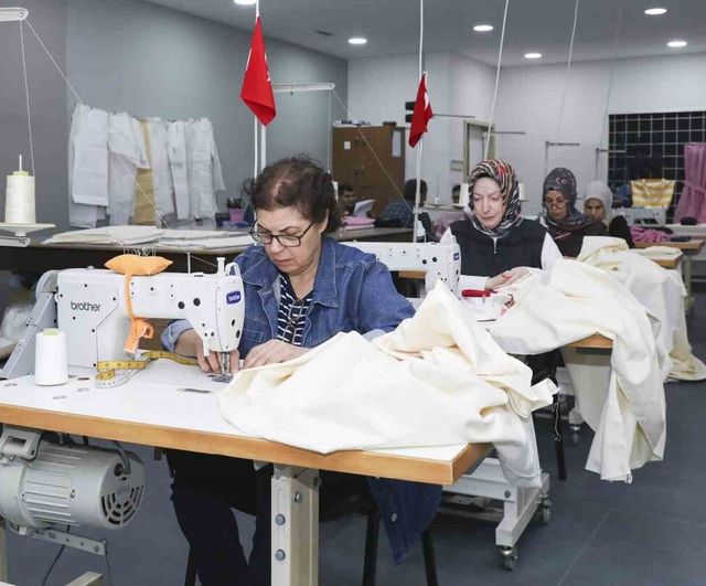 Mersin Engelsiz Yaşam Merkezi'nin Dikiş Kursu: Annelere Üretim, Sosyalleşme ve Dayanışma İmkanı