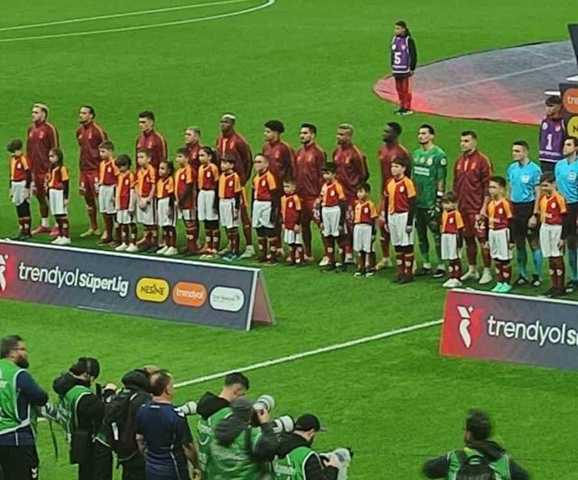 Milaslı şehidin çocukları Galatasaray-Samsunspor maçında kulübün onur konuğu oldu