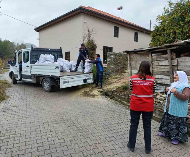 Muğla Büyükşehir Belediyesi, budama atıklarından elde edilen yakacakla 2 bin 326 aileye destek verdi