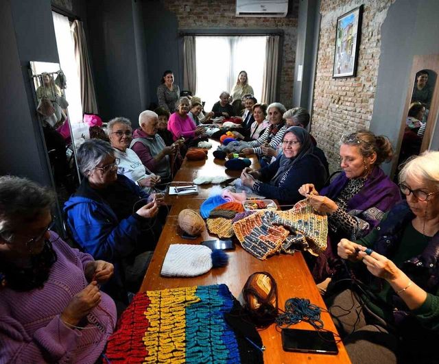 Muratpaşa Çifte Kuyular Yaşlı Evi’nden çocuklara atkı, bere ve kazak projesi