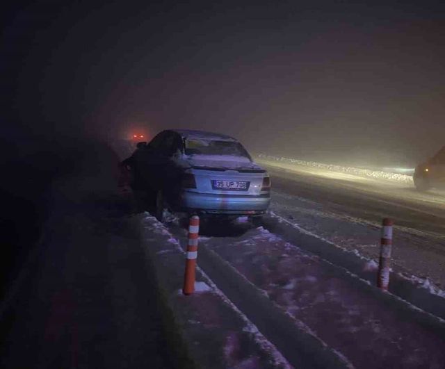 Muş-Bitlis Karayolu'nda sis ve buzlanma nedeniyle otomobil refüje çarptı
