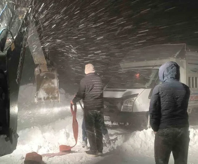 Muş'ta Derecik-Üçevler grup köy yolunda mahsur kalan 7 kişi kurtarıldı