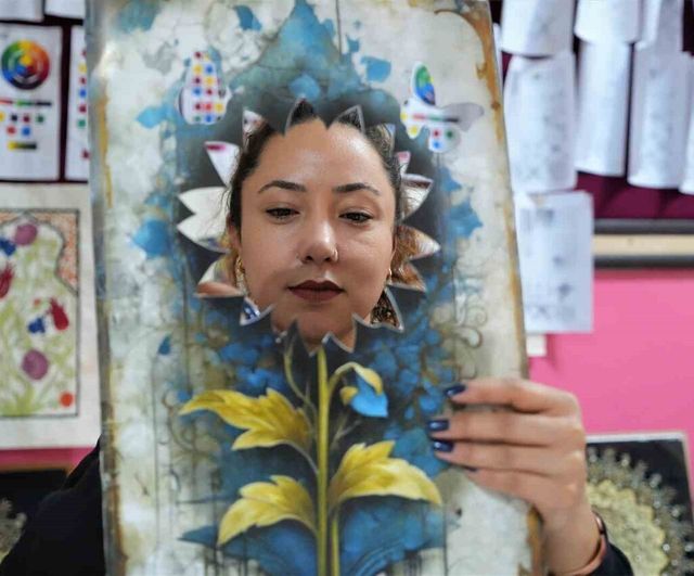 Muş’ta kadınlar kâğıt rölyef kursuyla aile bütçesine katkı sağlıyor