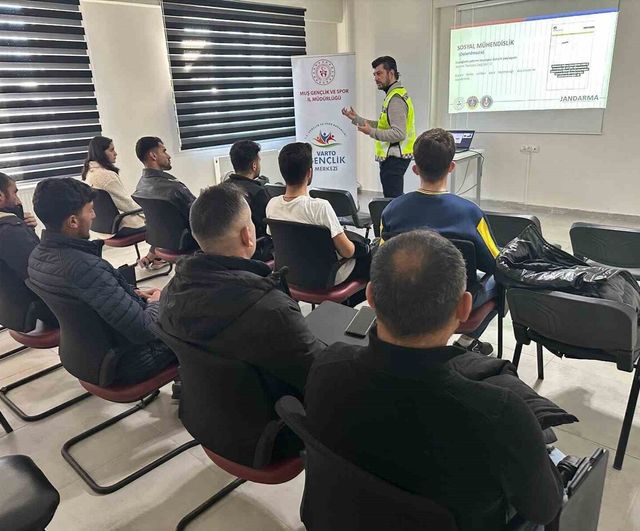 Muş Varto'da Jandarmadan Siber Dolandırıcılık Farkındalık Eğitimi