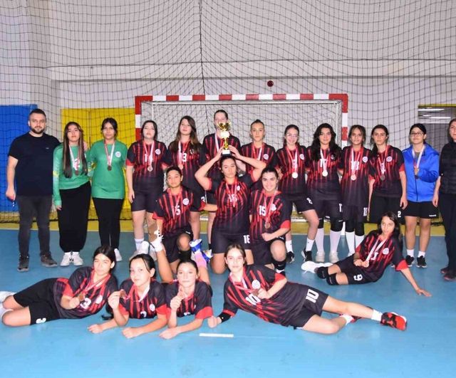 Okul Sporları Hentbol Yıldız Kızlar Müsabakaları Sona Erdi: Melahat Ünügür Ortaokulu Şampiyon
