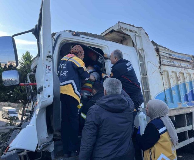 Ordu Ünye’de tır ile kamyon çarpıştı: Kamyon sürücüsü itfaiye tarafından kurtarıldı