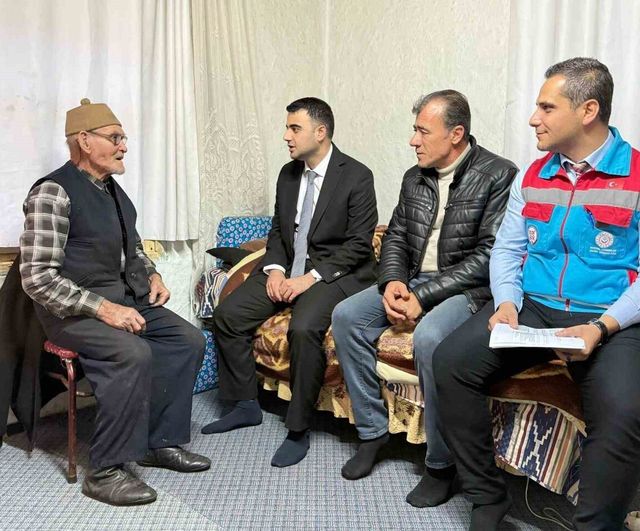 Osmaneli Kaymakamı Abdüssamed Kılıç Medetli Köyünde Kapı Kapı Ziyaretlerde Bulundu