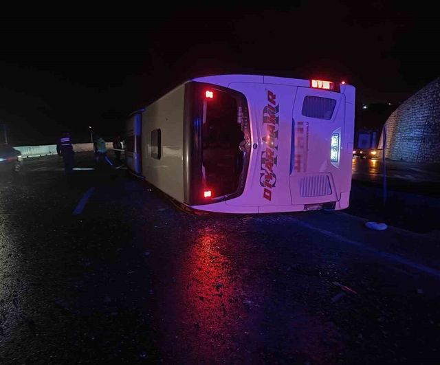 Osmaniye Düziçi'de yolcu otobüsü devrildi: 3 yaralı