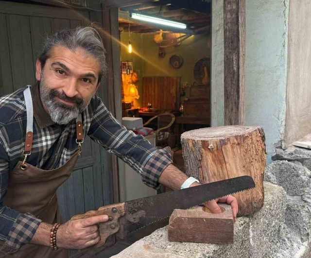 Osmaniyeli Öğretmen İsmail Dinç, Babaevini Ahşap Atölyeye Çevirip El Yapımı Kuksa Üretiyor
