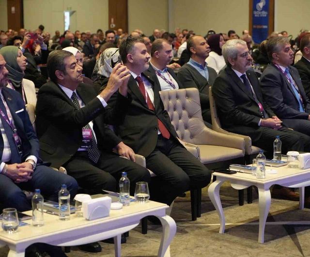 ÖZKURBİR 4. Eğitim Sempozyumu Antalya'da: 'Kurumlarımızın Bugünü ve Geleceği' tartışıldı