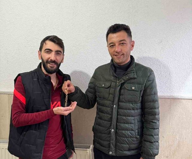 Patnos'ta kaybolan altın bileklik jandarma ve duyarlı vatandaş sayesinde sahibine teslim edildi