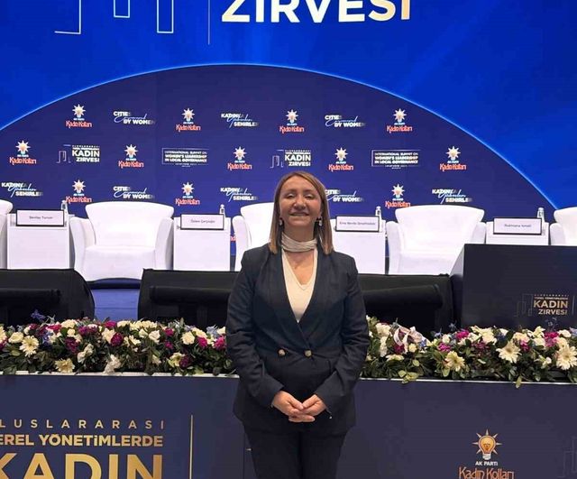 Pazaryeri Belediye Başkanı Zekiye Tekin, Yerel Yönetimlerde Kadın Zirvesi'nde Cumhurbaşkanı Erdoğan'a Kılıç Hediye Etti