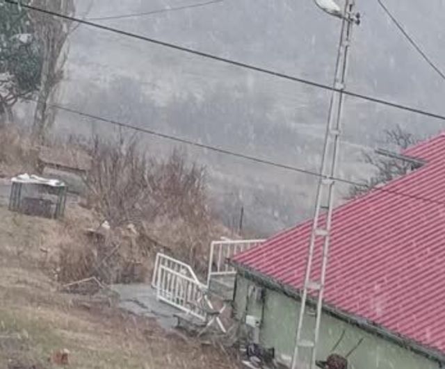 Posof’ta kar yağışı hayatı olumsuz etkiliyor