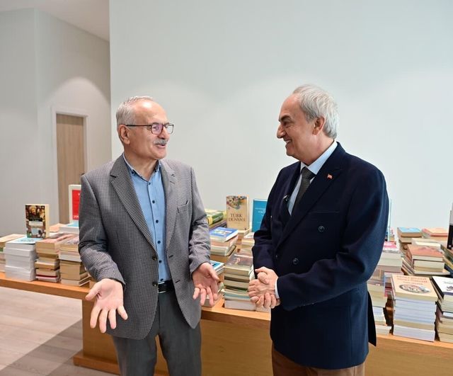 Prof. Dr. Fahrettin Tızlak, Antalya Kütüphanesi'ne 2 bin kitap bağışladı