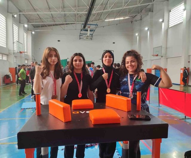 Şahin Şen Kız Anadolu İmam Hatip Lisesi, Manisa Bilek Güreşi İl Birinciliğinde 7 Madalya Kazandı