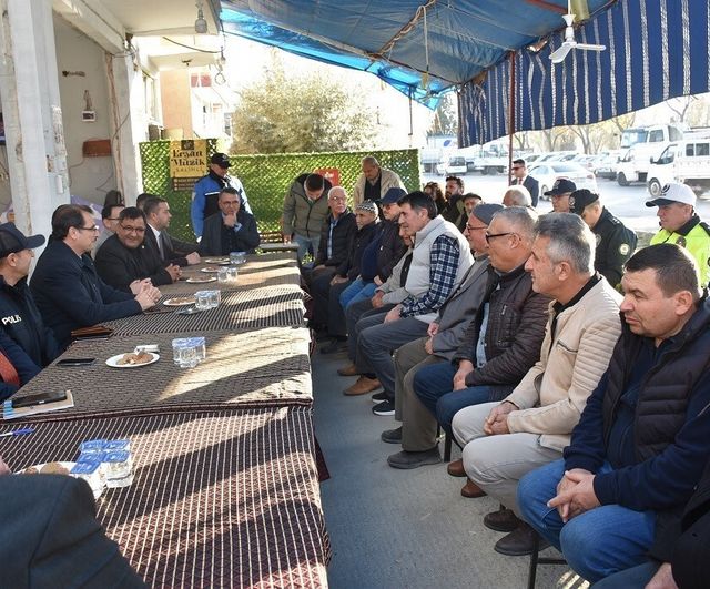 Salihli Kaymakamı Ali Güldoğan Sarıpınar Mahallesi'nde Vatandaşların Taleplerini Dinledi