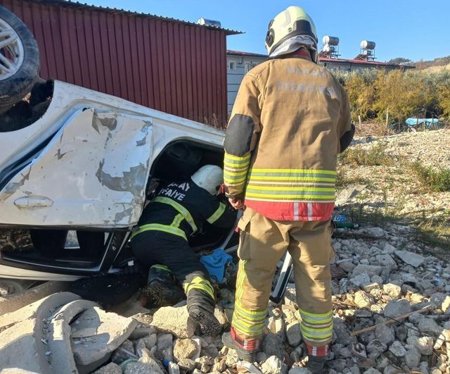 Samandağ Kuşalanı’nda takla atan otomobilin sürücüsü yaralandı, itfaiye kurtardı