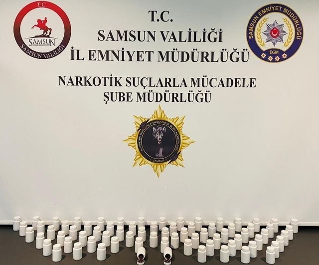 Samsun'da araçta 3 bin 920 sentetik ecza hap ele geçirildi; 2 şüpheli gözaltına alındı