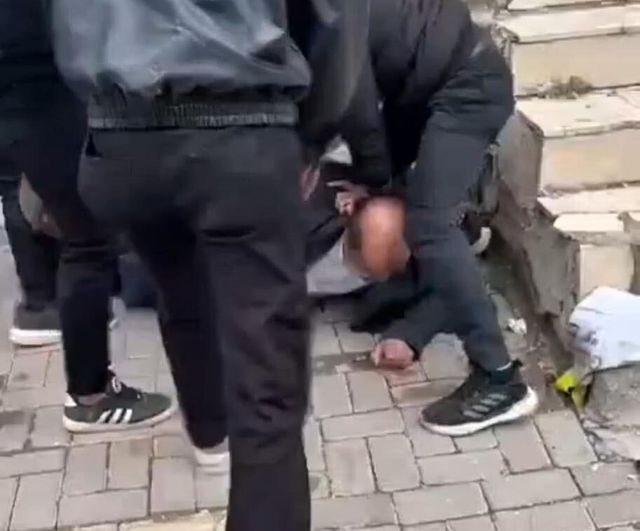 Şanlıurfa Osmanlı Mahallesi'nde sokak ortası saldırı: 50 yaşındaki kişi hastaneye kaldırıldı